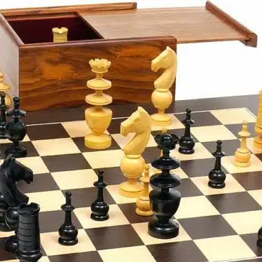 Coffret en bois ouvert révélant les pièces et l'échiquier wengé du jeu Palais Français