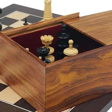 Détail du coffret en bois doublé de feutrine rouge rangeant les pièces d'échecs