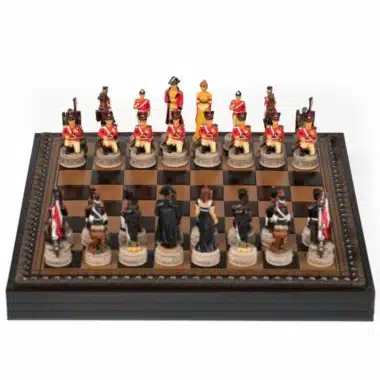 Ensemble Bataille de Waterloo III Echiquier en Similicuir avec Rangement & Jeu d'Echecs en Résine Peint à la Main