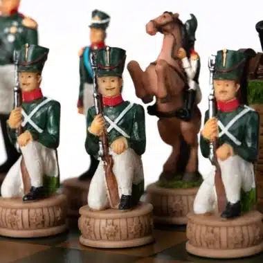 Ensemble Napoléon Campagne de Russie II Jeu d'Echecs en Résine et Echiquier en Similicuir Noir - Image 5