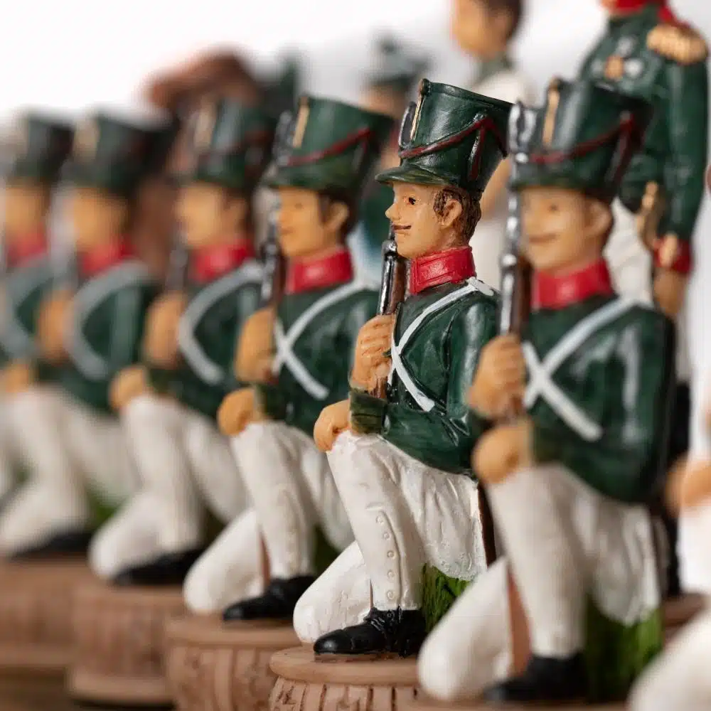 Ensemble Napoléon Campagne de Russie III Jeu d'Echecs en Résine et Echiquier en Bois d'Erable Noir - Image 5