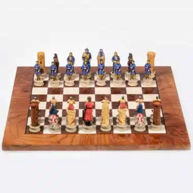 Ensemble Croisade II Echiquier en Bois d'Orme et de Bruyère et Jeu d'Echecs en Résine Peint à la Main