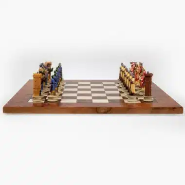 Ensemble Croisade II Echiquier en Bois d'Orme et de Bruyère et Jeu d'Echecs en Résine Peint à la Main - Image 5