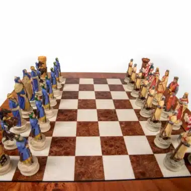 Ensemble Croisade II Echiquier en Bois d'Orme et de Bruyère et Jeu d'Echecs en Résine Peint à la Main - Image 2