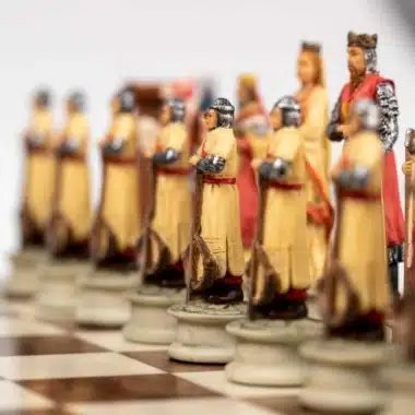 Ensemble Croisade II Echiquier en Bois d'Orme et de Bruyère et Jeu d'Echecs en Résine Peint à la Main - Image 7