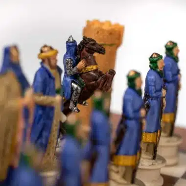 Ensemble Croisade II Echiquier en Bois d'Orme et de Bruyère et Jeu d'Echecs en Résine Peint à la Main - Image 10