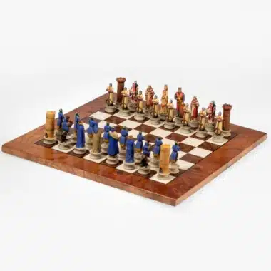 Ensemble Croisade II Echiquier en Bois d'Orme et de Bruyère et Jeu d'Echecs en Résine Peint à la Main - Image 3