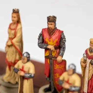 Ensemble Croisade II Echiquier en Bois d'Orme et de Bruyère et Jeu d'Echecs en Résine Peint à la Main - Image 8