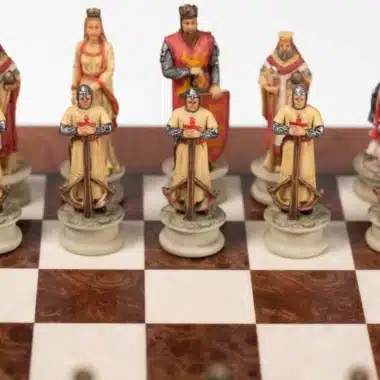 Ensemble Croisade II Echiquier en Bois d'Orme et de Bruyère et Jeu d'Echecs en Résine Peint à la Main - Image 6