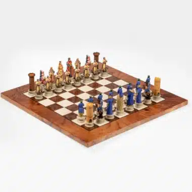Ensemble Croisade II Echiquier en Bois d'Orme et de Bruyère et Jeu d'Echecs en Résine Peint à la Main - Image 4