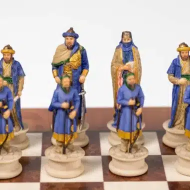 Ensemble Croisade II Echiquier en Bois d'Orme et de Bruyère et Jeu d'Echecs en Résine Peint à la Main - Image 9