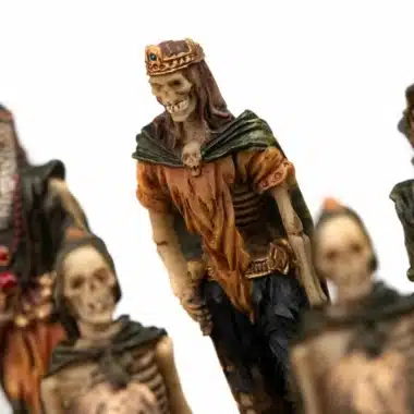 Ensemble Mort-Vivant III Echiquier en Similicuir Ancien Monde Avec Rangement et Jeu d'Echecs en Résine Peint à la Main - Image 9