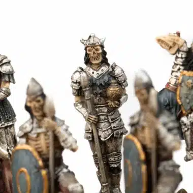 Ensemble Mort-Vivant III Echiquier en Similicuir Ancien Monde Avec Rangement et Jeu d'Echecs en Résine Peint à la Main - Image 7