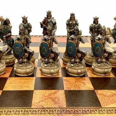 Ensemble Mort-Vivant III Echiquier en Similicuir Ancien Monde Avec Rangement et Jeu d'Echecs en Résine Peint à la Main - Image 5
