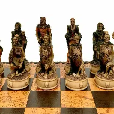 Ensemble Mort-Vivant III Echiquier en Similicuir Ancien Monde Avec Rangement et Jeu d'Echecs en Résine Peint à la Main - Image 6