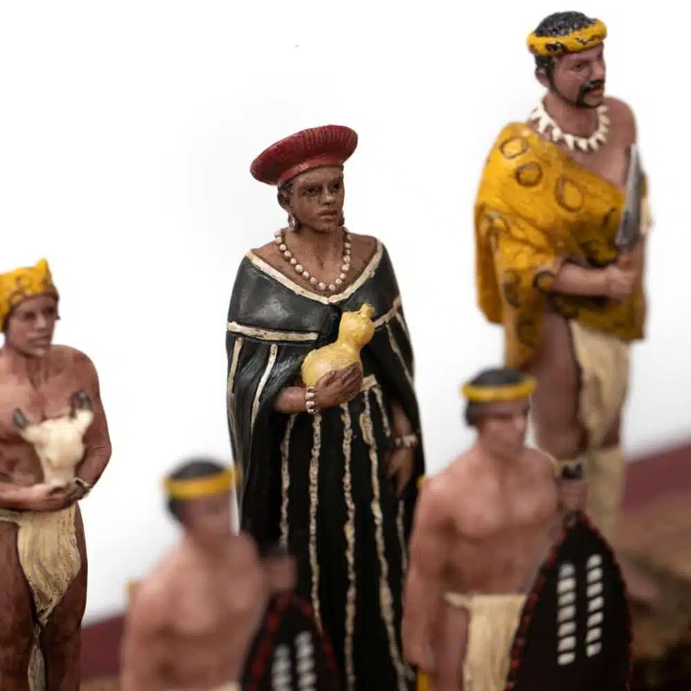 Ensemble Guerre Anglo-Zouloue II Echiquier en Similicuir avec Rangement et Jeu d'Echecs en Résine Peint à la Main - Image 2
