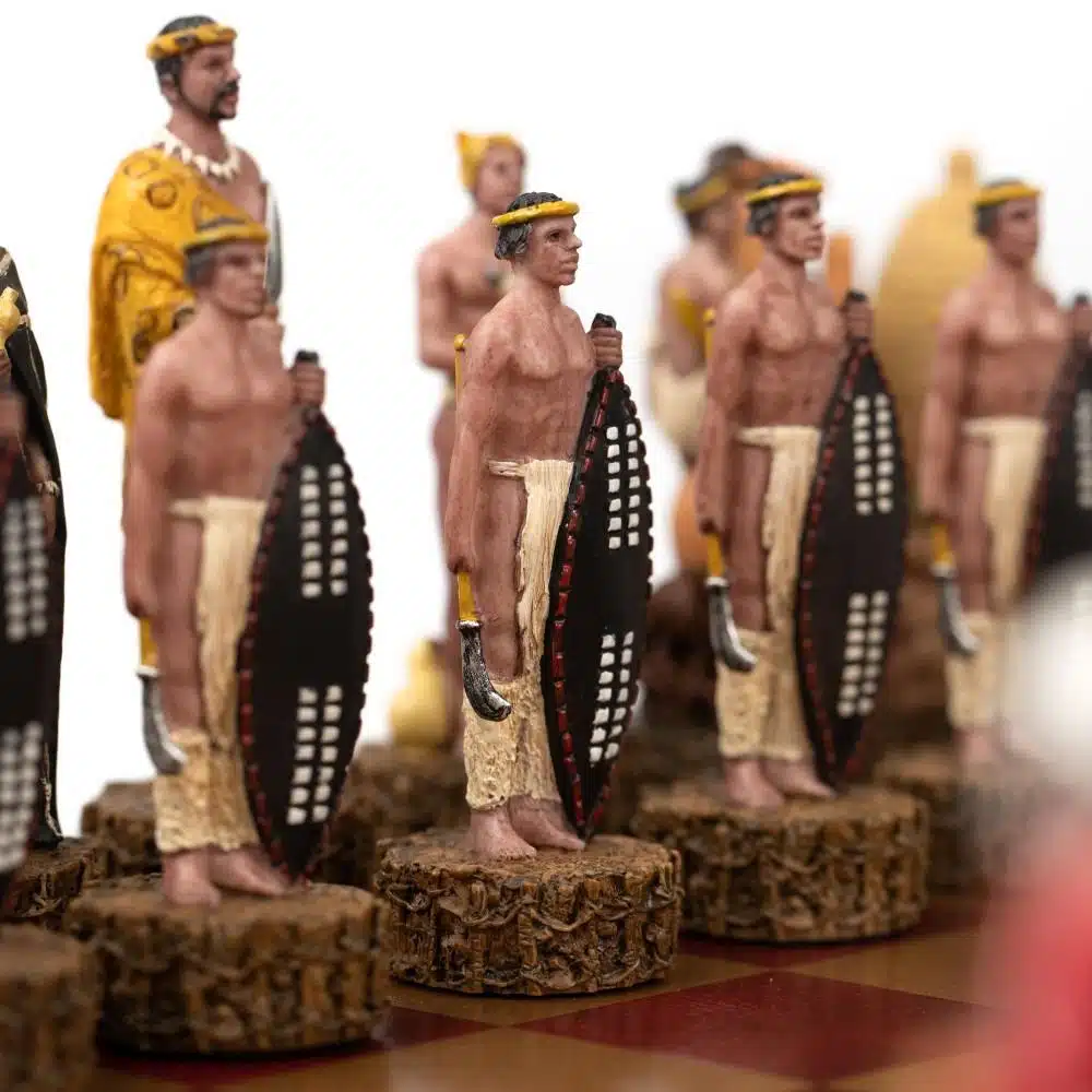 Ensemble Guerre Anglo-Zouloue II Echiquier en Similicuir avec Rangement et Jeu d'Echecs en Résine Peint à la Main - Image 3