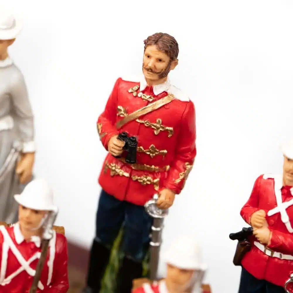 Ensemble Guerre Anglo-Zouloue II Echiquier en Similicuir avec Rangement et Jeu d'Echecs en Résine Peint à la Main - Image 5