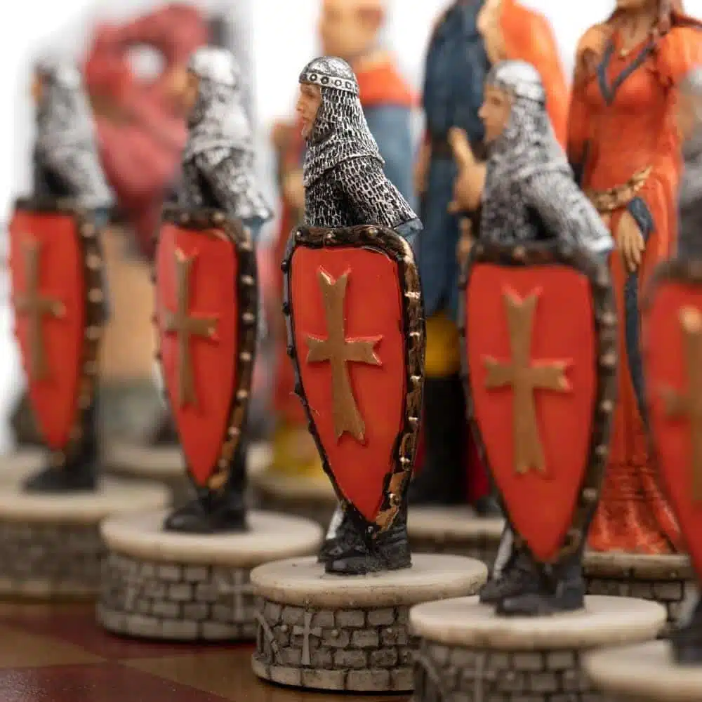 Ensemble Robin des Bois Echiquier en Similicuir & Jeu d'Echecs en Résine Peint à la Main - Image 6
