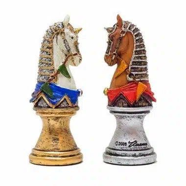 Ensemble "Buste Médieval" Echiquier en Bois d'Erable et de Noyer & Jeu d'Echecs Résine Peint à la Main