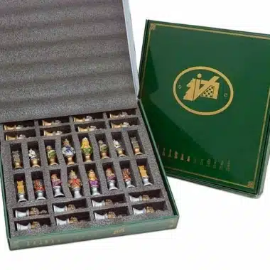 Ensemble "Buste Médieval" Echiquier en Bois d'Erable et de Noyer & Jeu d'Echecs Résine Peint à la Main