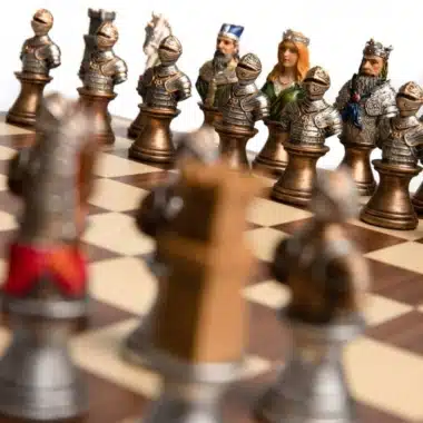 Pièces d'échecs Buste Médiéval III en résine peinte, détail des bustes royaux