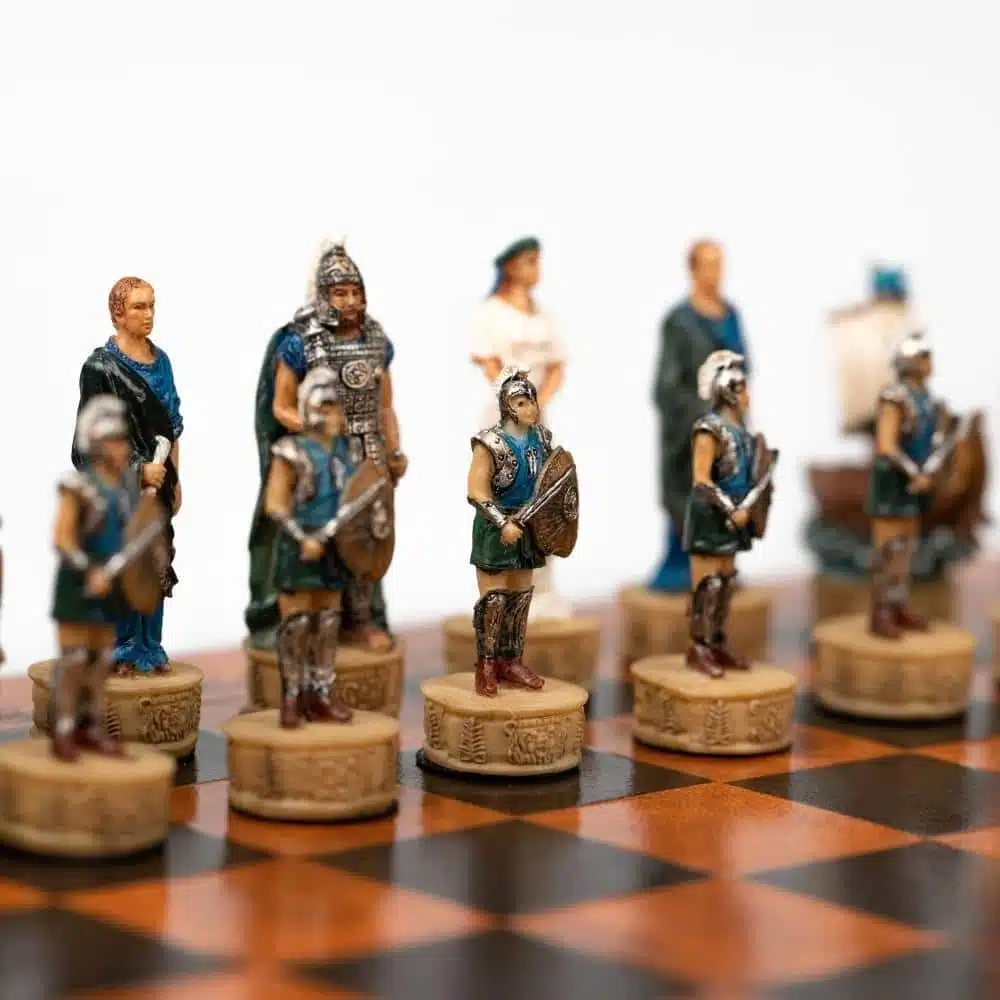 Ensemble Guerre de Troie Echiquier en Similicuir et Jeu d'Echec en Résine Peint à la Main - Image 4
