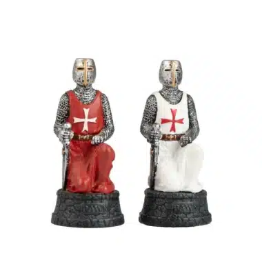 Pions Templiers rouge et blanc en résine, détail des figurines assises