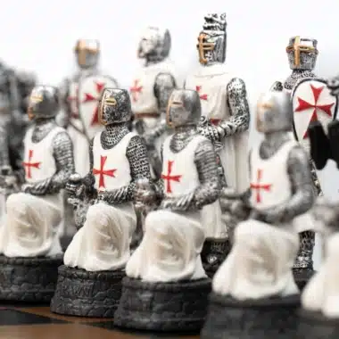Pièces d'échecs Templiers, armée blanche en formation serrée