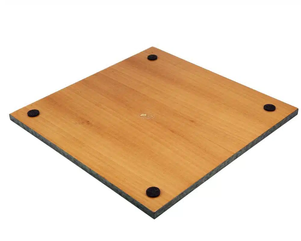 Dessous de l'échiquier en bois avec patins de protection et feutrine