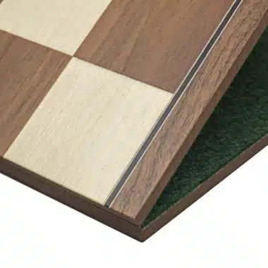 Détail d'un coin de l'échiquier en noyer et érable montrant la charnière pliante