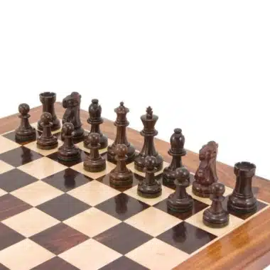 Pièces foncées du jeu Staunton Supreme IV disposées sur l'échiquier