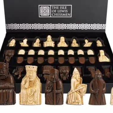 Jeu d'échecs Ile de Lewis en résine, coffret ouvert avec toutes les pièces