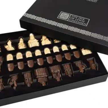 Jeu d'échecs Ile de Lewis, coffret ouvert avec pièces en résine disposées