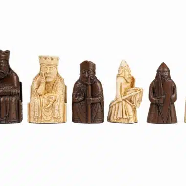 Pièces d'échecs Ile de Lewis, rois et dames en résine côte à côte