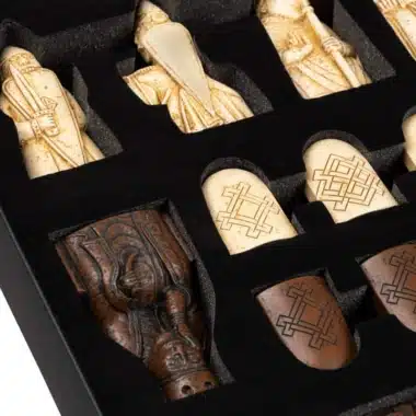 Pièces d'échecs Ile de Lewis, détail des figurines sculptées et pions marqués