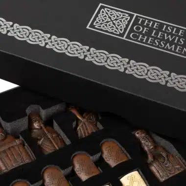 Coffret Ile de Lewis ouvert montrant les pièces en résine rangées dans leur mousse
