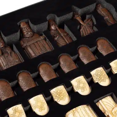 Pièces d'échecs Ile de Lewis gravées, détail des rangées dans leur emballage