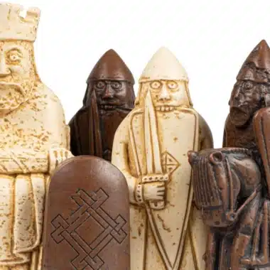 Pièces d'échecs Ile de Lewis en résine, gros plan sur les visages sculptés