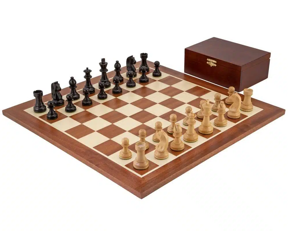 Ensemble Grand Championship II Echiquier en Bois d'Acajou et d'Erable, Jeu d'Echecs en Bois de Buis et Buis Ebonisé & Coffret de Rangement en Bois de Bouleau