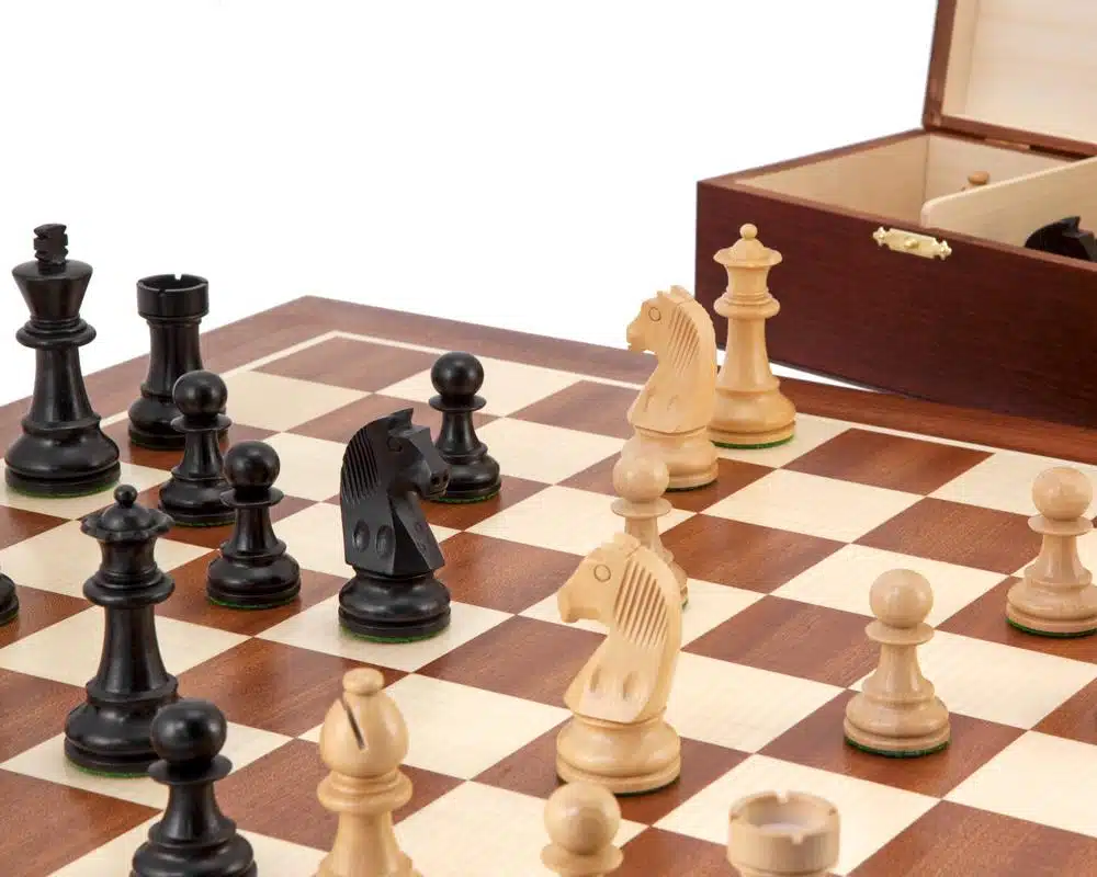 Ensemble Grand Championship II Echiquier en Bois d'Acajou et d'Erable, Jeu d'Echecs en Bois de Buis et Buis Ebonisé & Coffret de Rangement en Bois de Bouleau - Image 2