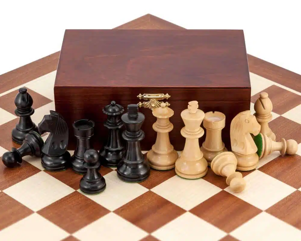 Ensemble Grand Championship II Echiquier en Bois d'Acajou et d'Erable, Jeu d'Echecs en Bois de Buis et Buis Ebonisé & Coffret de Rangement en Bois de Bouleau - Image 4