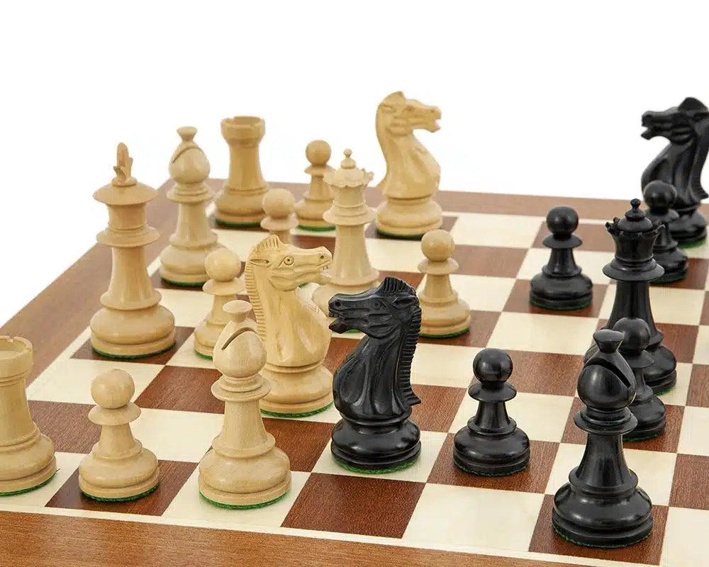 Ensemble Fleur Royale Echiquier en Bois d'Acajou et Erable, Jeu d'Echecs en Bois de Buis Ebonisé - Image 3