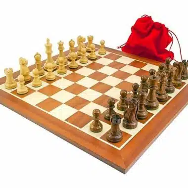 Ensemble "Jacob Knight" Echiquier en Bois d'Erable et Acajou, Jeu d'Echecs en Bois de Rose Doré et Buis & Sachet de Rangement