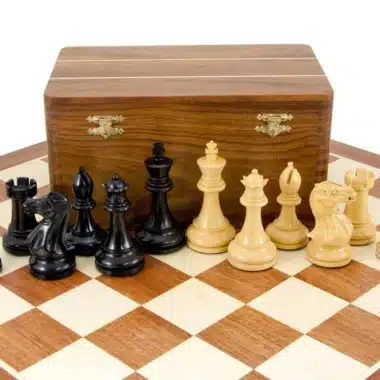 Jeu complet installé sur l'échiquier, coffret fermé posé derrière au centre