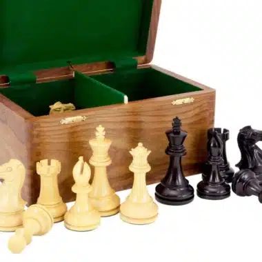 Coffret de rangement ouvert avec doublure verte et pièces disposées devant