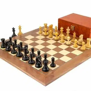Ensemble "Highgrove" Echiquier en Bois d'Erable et de Noyer, Jeu d'Echecs en Buis de Buis Ebonisé & Coffret de Rangement en Placage de Racine