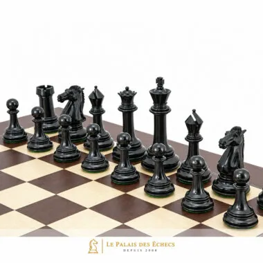 Pièces noires du jeu d'échecs Parthenon II sur l'échiquier en érable