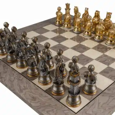 Ensemble Médiéval Royal : pièces en étain plaqué or et argent sur échiquier en frêne gris