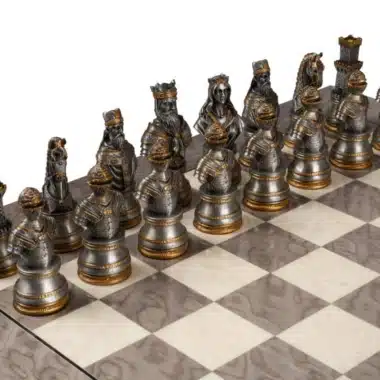 Pièces argentées du jeu Medieval Royal alignées sur l'échiquier